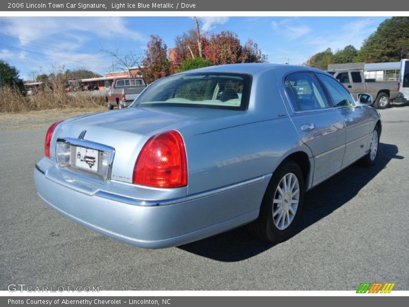 Light Ice Blue Metallic / Dove 2006 Lincoln Town Car Signature