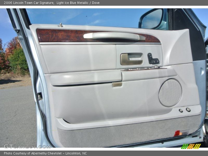 Light Ice Blue Metallic / Dove 2006 Lincoln Town Car Signature