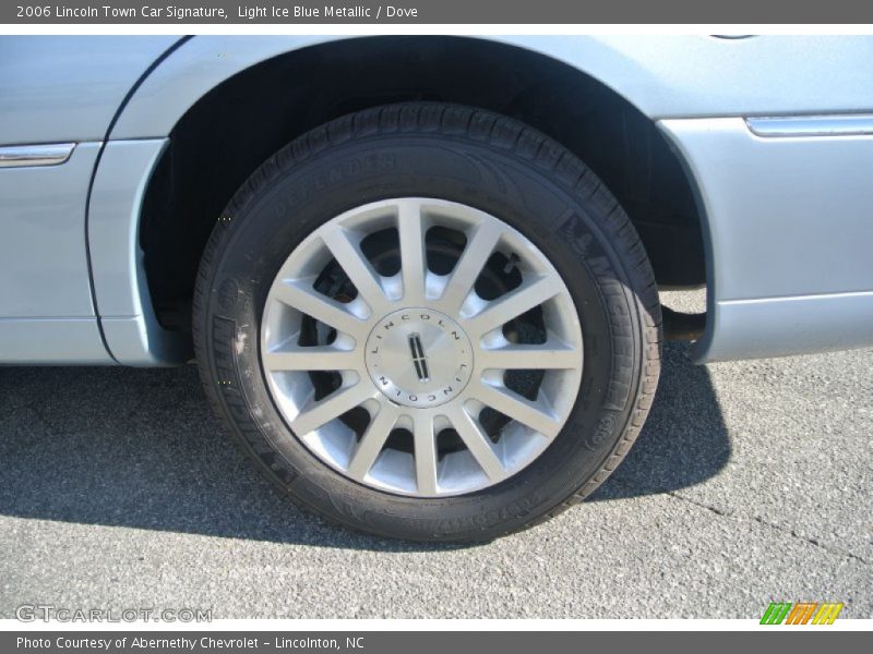 Light Ice Blue Metallic / Dove 2006 Lincoln Town Car Signature