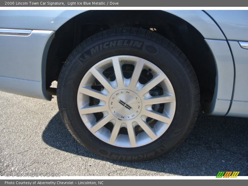 Light Ice Blue Metallic / Dove 2006 Lincoln Town Car Signature
