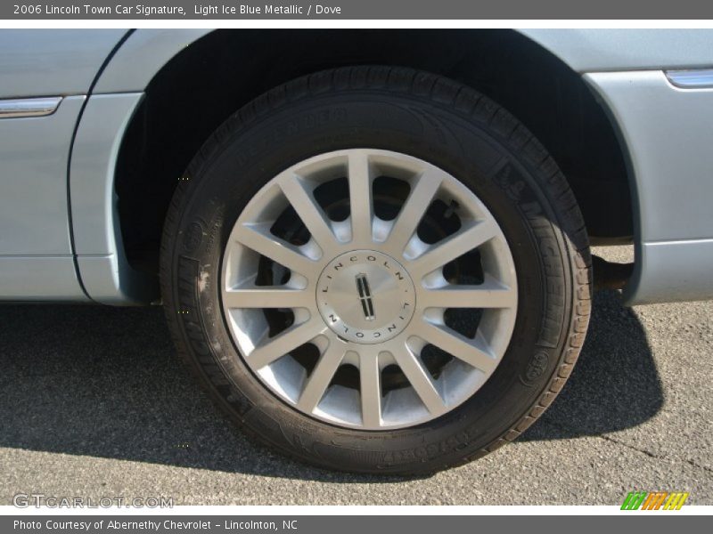 Light Ice Blue Metallic / Dove 2006 Lincoln Town Car Signature