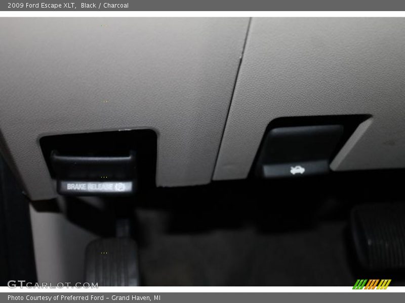 Black / Charcoal 2009 Ford Escape XLT