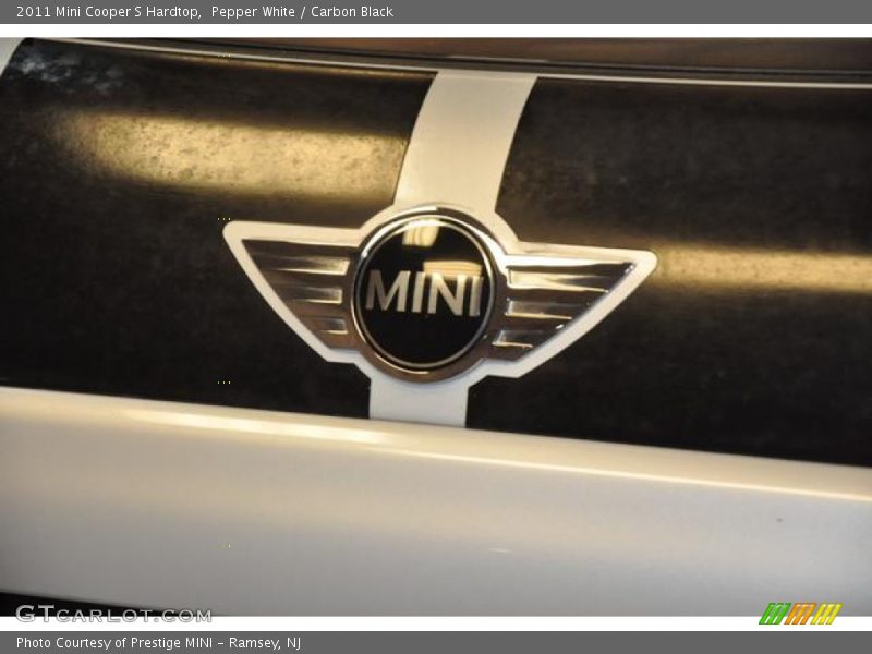 Pepper White / Carbon Black 2011 Mini Cooper S Hardtop