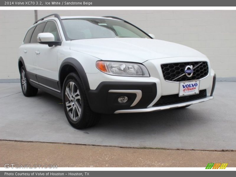 Ice White / Sandstone Beige 2014 Volvo XC70 3.2