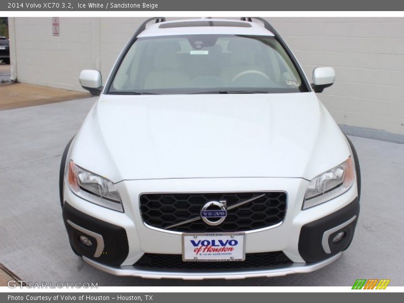 Ice White / Sandstone Beige 2014 Volvo XC70 3.2