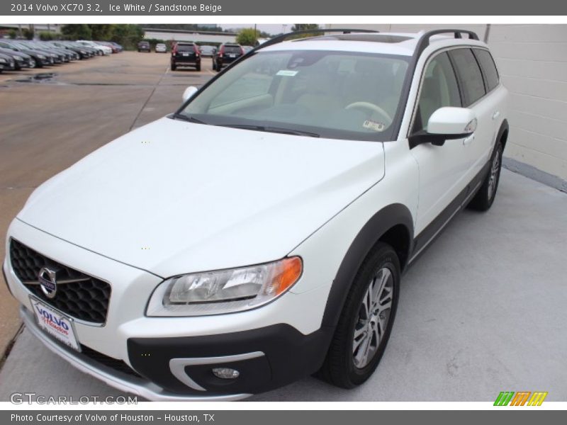 Ice White / Sandstone Beige 2014 Volvo XC70 3.2