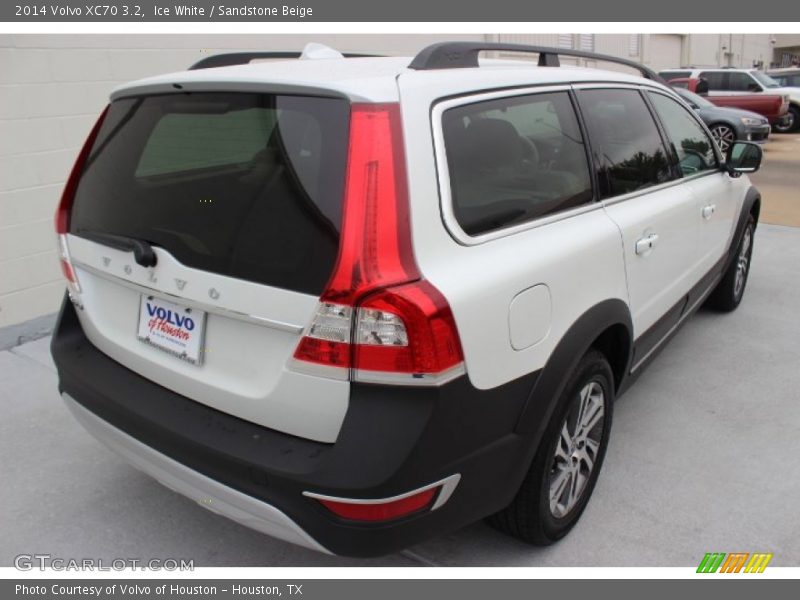 Ice White / Sandstone Beige 2014 Volvo XC70 3.2