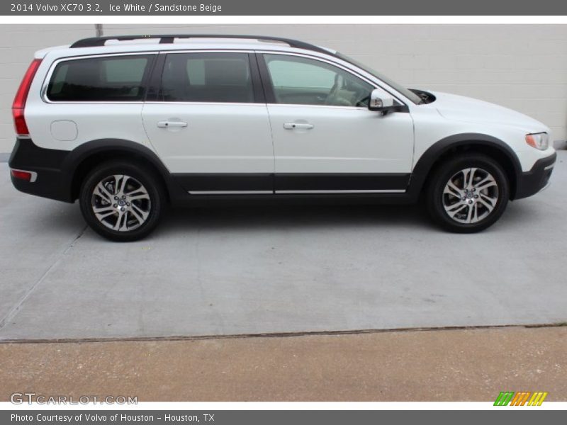 Ice White / Sandstone Beige 2014 Volvo XC70 3.2