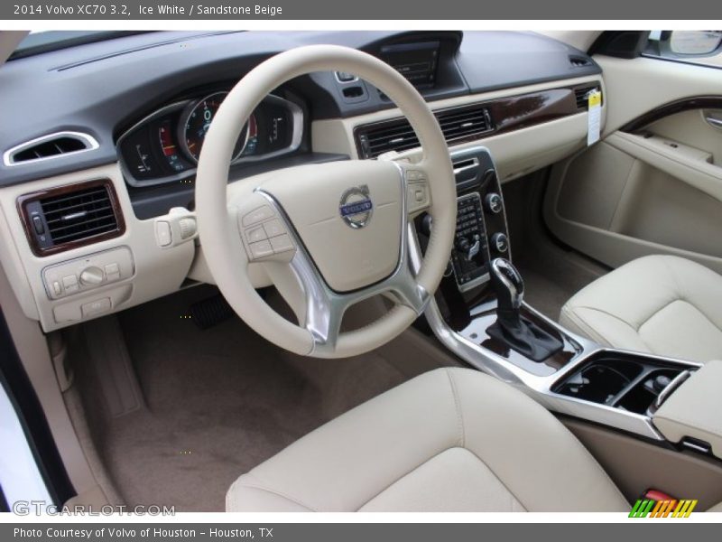 Ice White / Sandstone Beige 2014 Volvo XC70 3.2