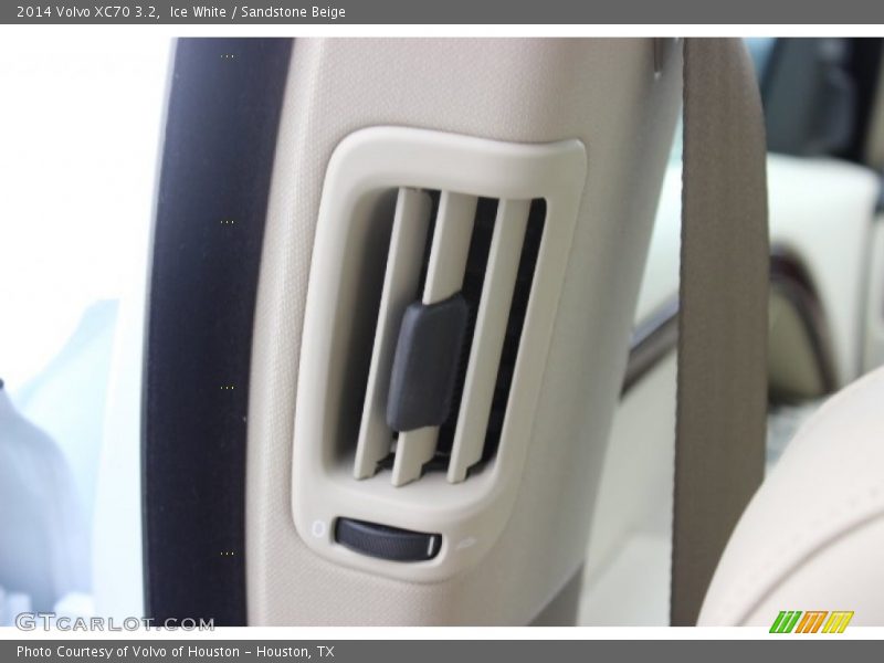 Ice White / Sandstone Beige 2014 Volvo XC70 3.2