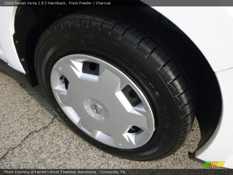 Fresh Powder / Charcoal 2009 Nissan Versa 1.8 S Hatchback