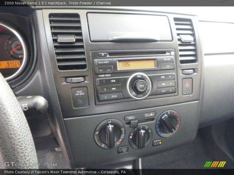 Fresh Powder / Charcoal 2009 Nissan Versa 1.8 S Hatchback