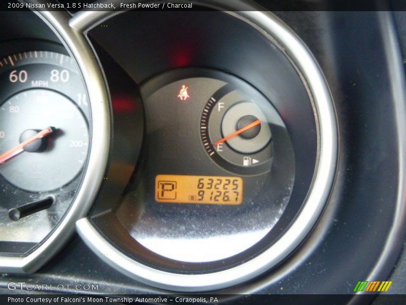 Fresh Powder / Charcoal 2009 Nissan Versa 1.8 S Hatchback