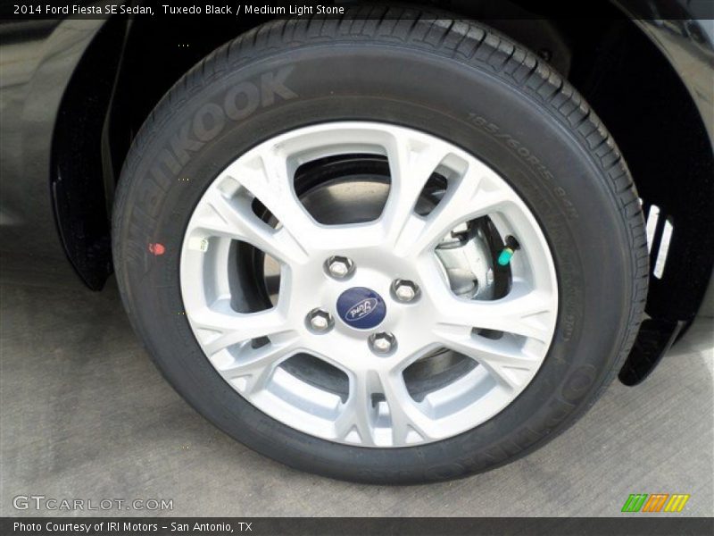 Tuxedo Black / Medium Light Stone 2014 Ford Fiesta SE Sedan