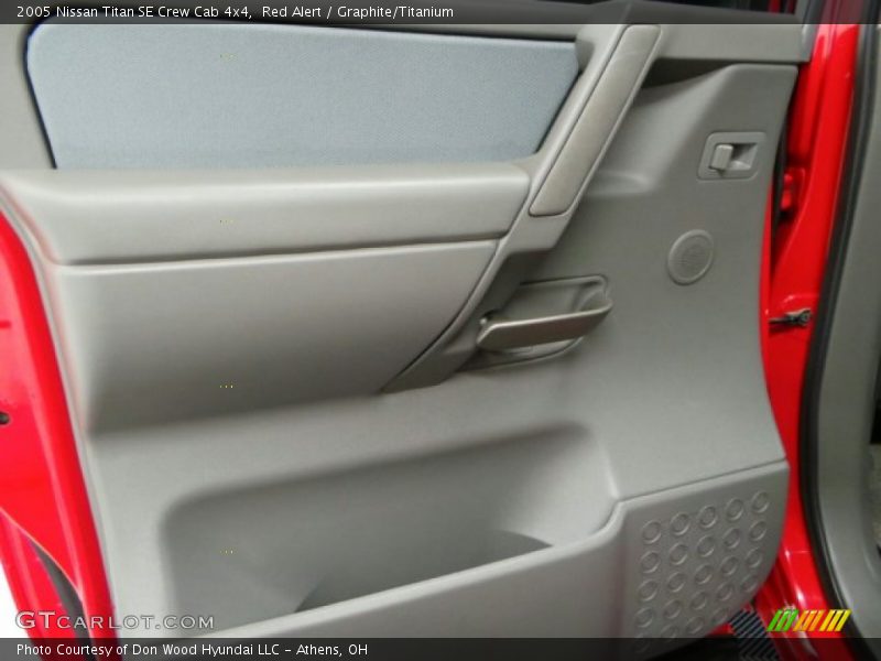 Red Alert / Graphite/Titanium 2005 Nissan Titan SE Crew Cab 4x4