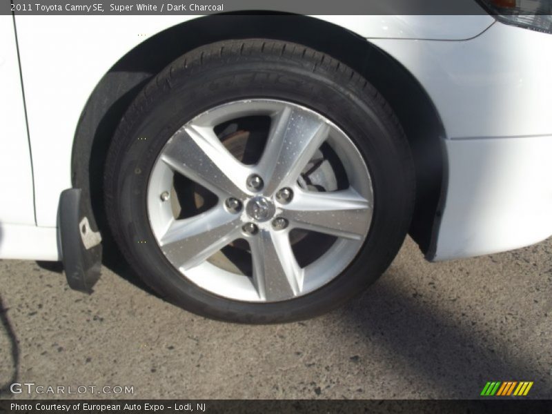 Super White / Dark Charcoal 2011 Toyota Camry SE