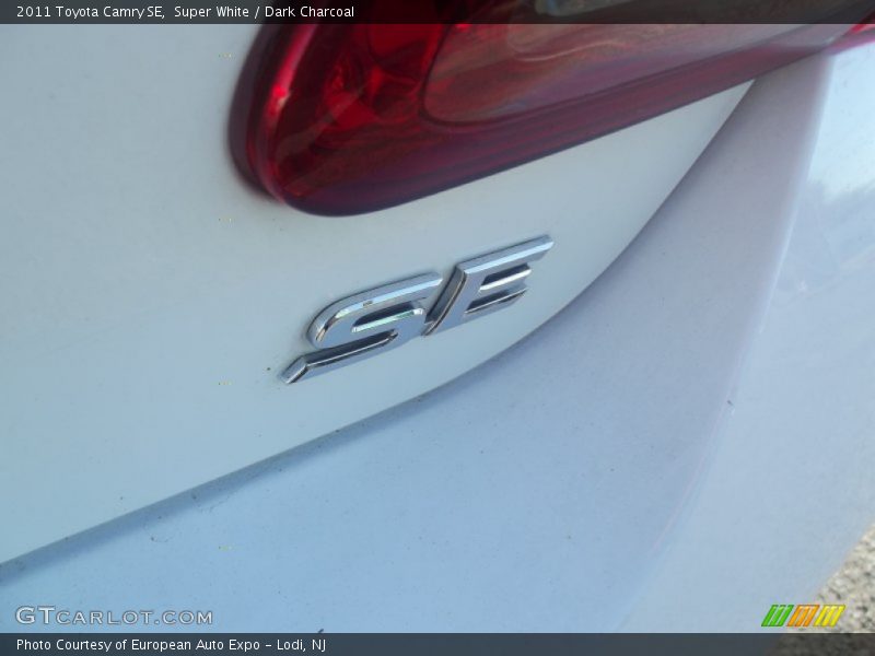 Super White / Dark Charcoal 2011 Toyota Camry SE
