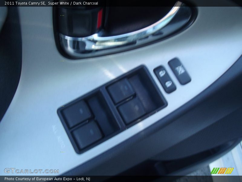 Super White / Dark Charcoal 2011 Toyota Camry SE