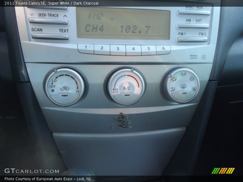 Super White / Dark Charcoal 2011 Toyota Camry SE
