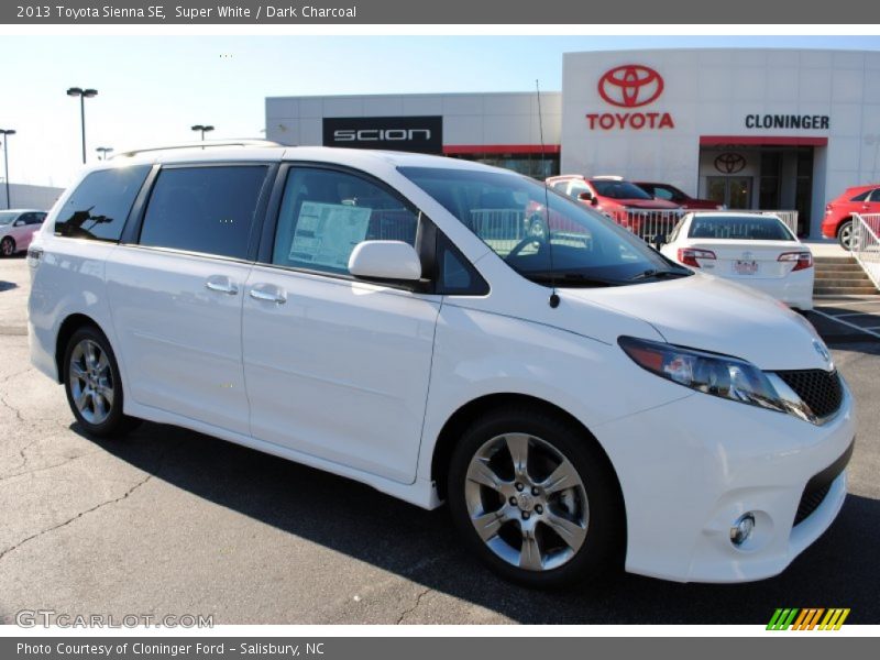 Super White / Dark Charcoal 2013 Toyota Sienna SE