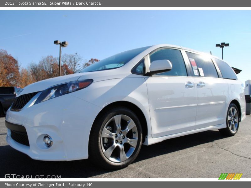 Super White / Dark Charcoal 2013 Toyota Sienna SE