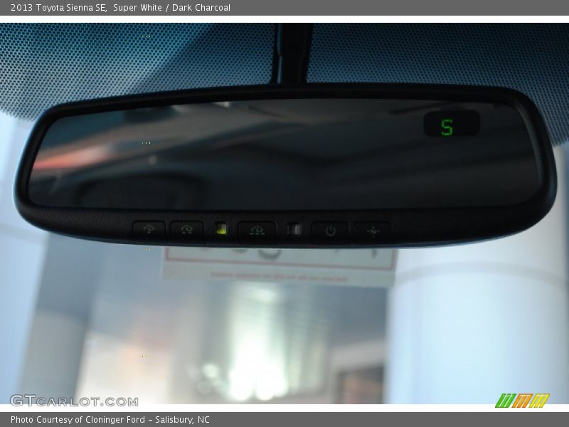 Super White / Dark Charcoal 2013 Toyota Sienna SE