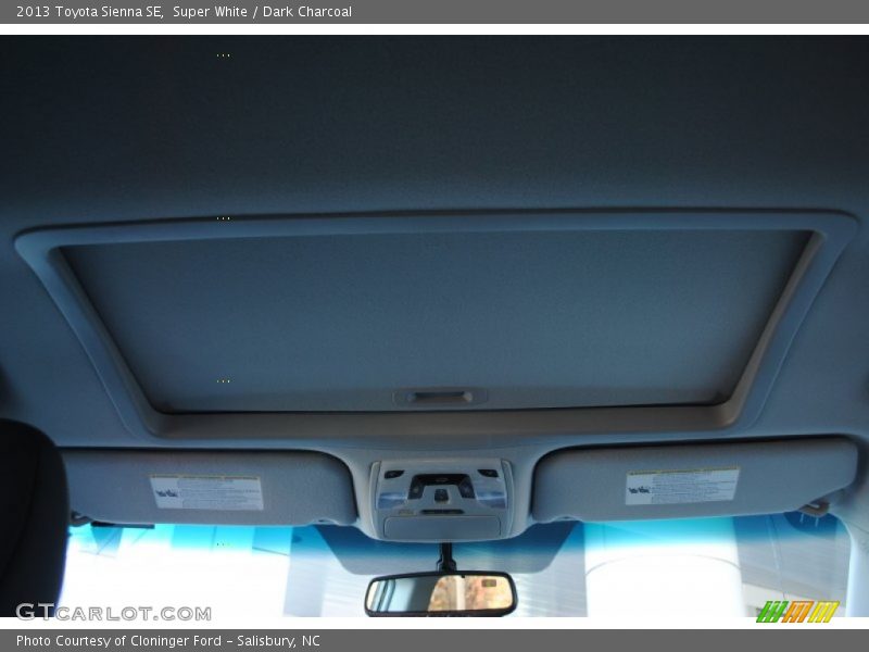 Super White / Dark Charcoal 2013 Toyota Sienna SE