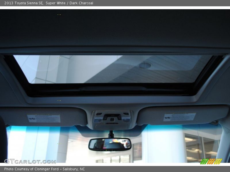 Super White / Dark Charcoal 2013 Toyota Sienna SE