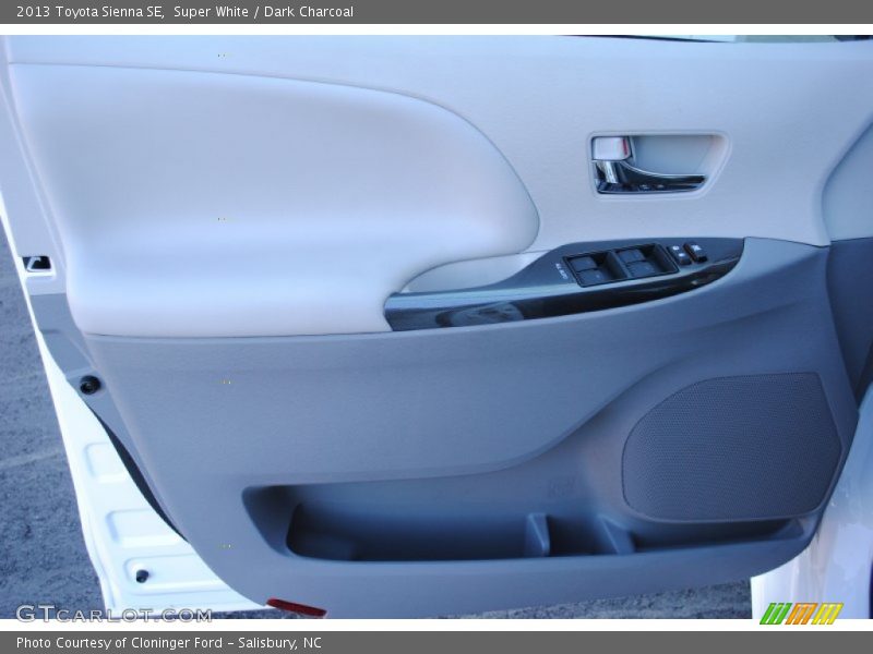 Super White / Dark Charcoal 2013 Toyota Sienna SE