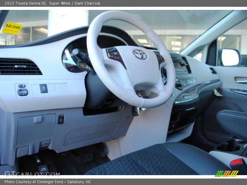 Super White / Dark Charcoal 2013 Toyota Sienna SE