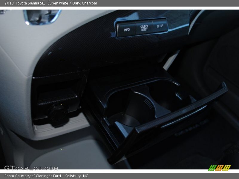 Super White / Dark Charcoal 2013 Toyota Sienna SE