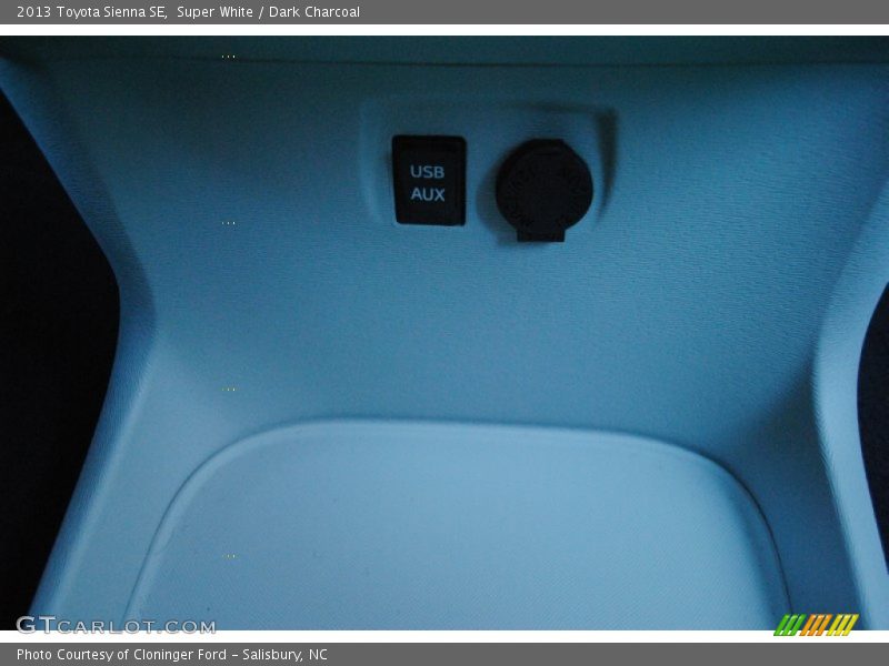 Super White / Dark Charcoal 2013 Toyota Sienna SE