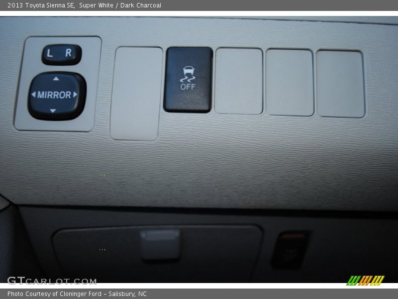 Super White / Dark Charcoal 2013 Toyota Sienna SE