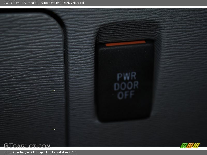 Super White / Dark Charcoal 2013 Toyota Sienna SE
