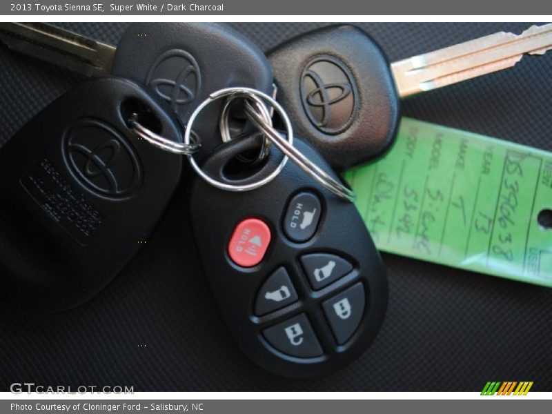 Super White / Dark Charcoal 2013 Toyota Sienna SE