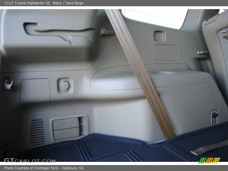 Black / Sand Beige 2013 Toyota Highlander SE