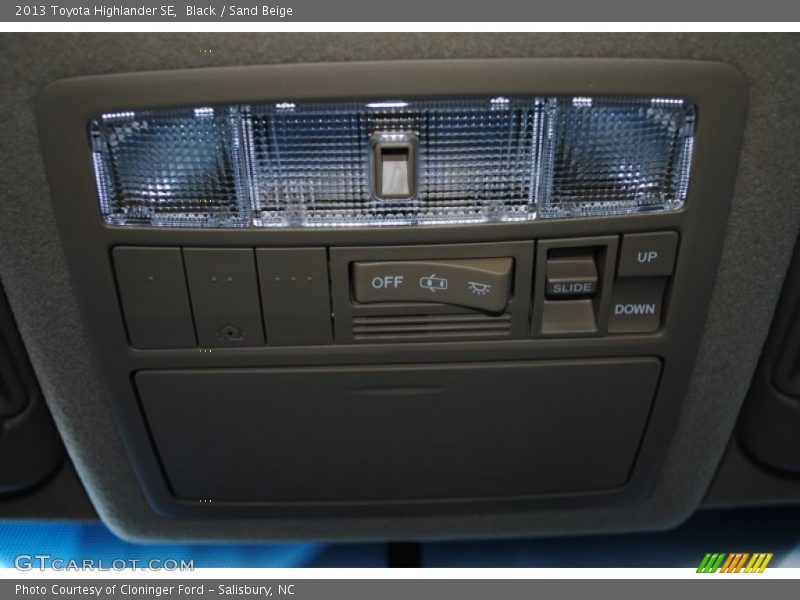 Black / Sand Beige 2013 Toyota Highlander SE