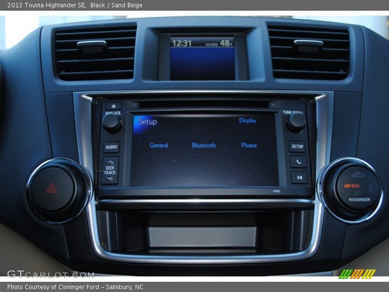 Black / Sand Beige 2013 Toyota Highlander SE
