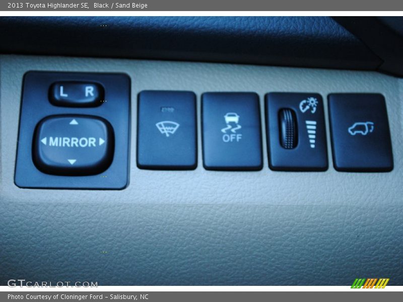 Black / Sand Beige 2013 Toyota Highlander SE
