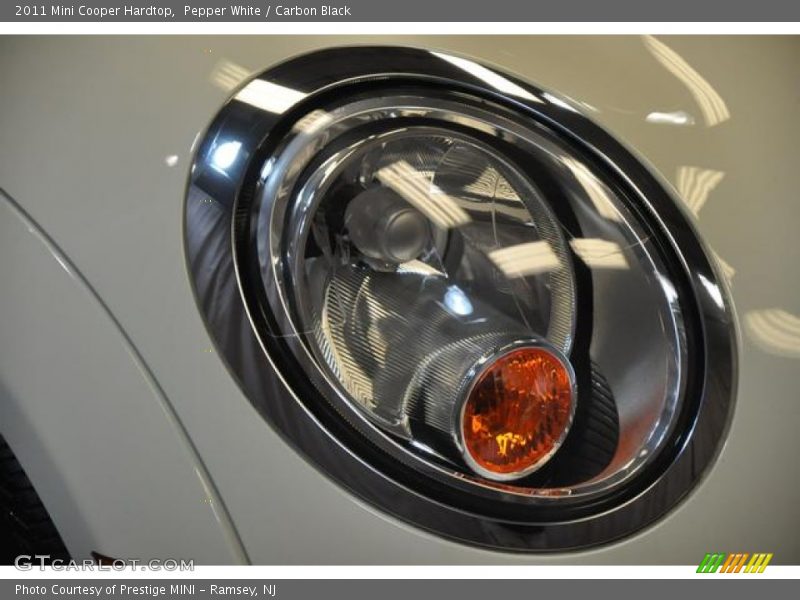 Pepper White / Carbon Black 2011 Mini Cooper Hardtop