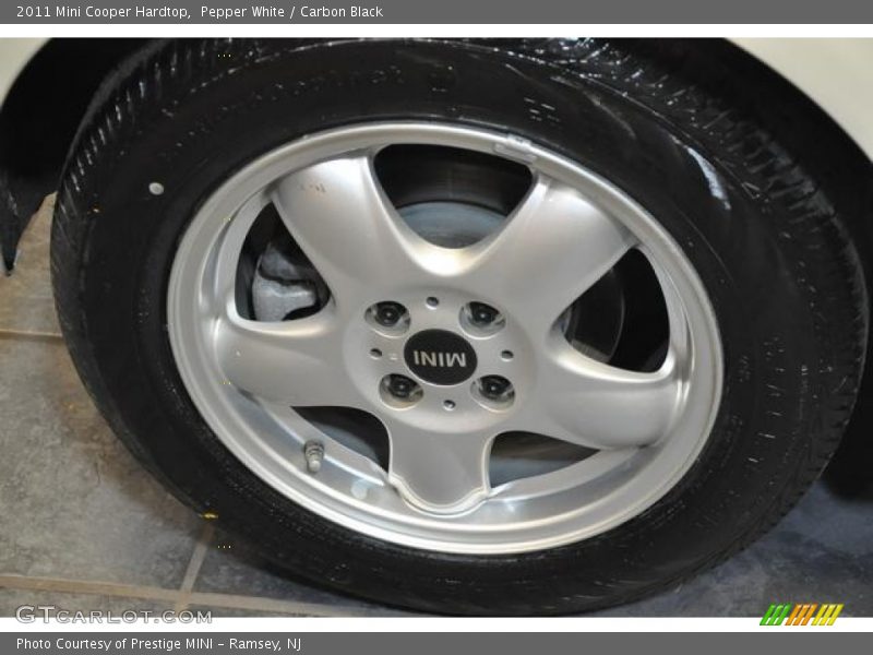 Pepper White / Carbon Black 2011 Mini Cooper Hardtop