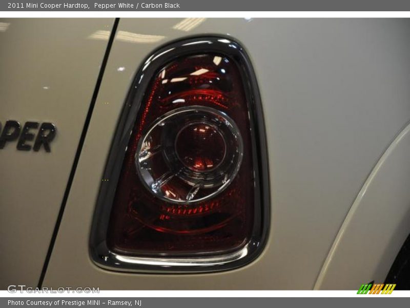Pepper White / Carbon Black 2011 Mini Cooper Hardtop