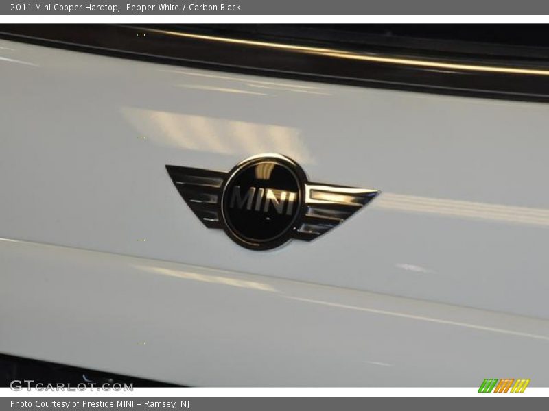 Pepper White / Carbon Black 2011 Mini Cooper Hardtop