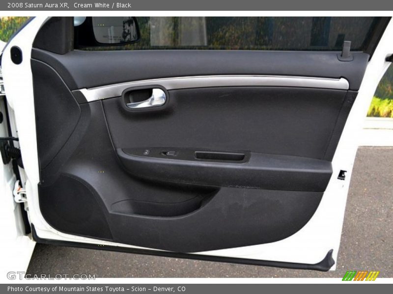 Cream White / Black 2008 Saturn Aura XR