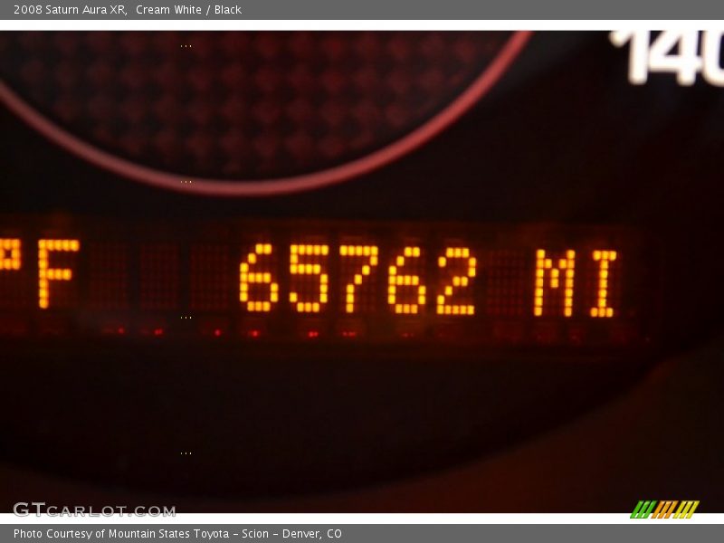 Cream White / Black 2008 Saturn Aura XR
