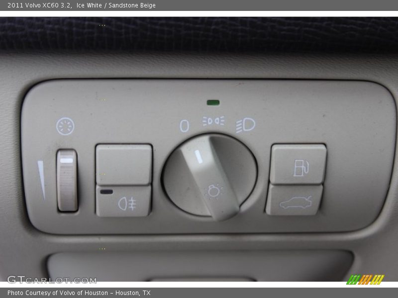 Ice White / Sandstone Beige 2011 Volvo XC60 3.2