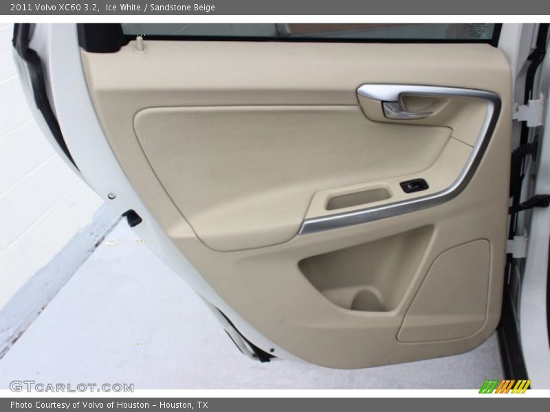 Ice White / Sandstone Beige 2011 Volvo XC60 3.2