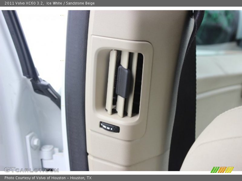 Ice White / Sandstone Beige 2011 Volvo XC60 3.2