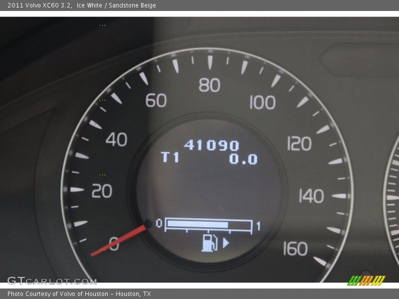 Ice White / Sandstone Beige 2011 Volvo XC60 3.2