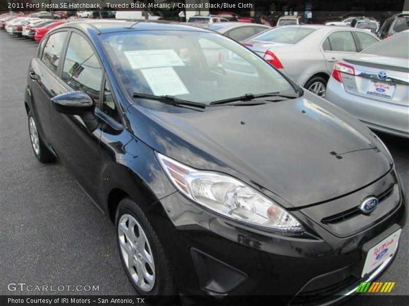 Tuxedo Black Metallic / Charcoal Black/Blue Cloth 2011 Ford Fiesta SE Hatchback